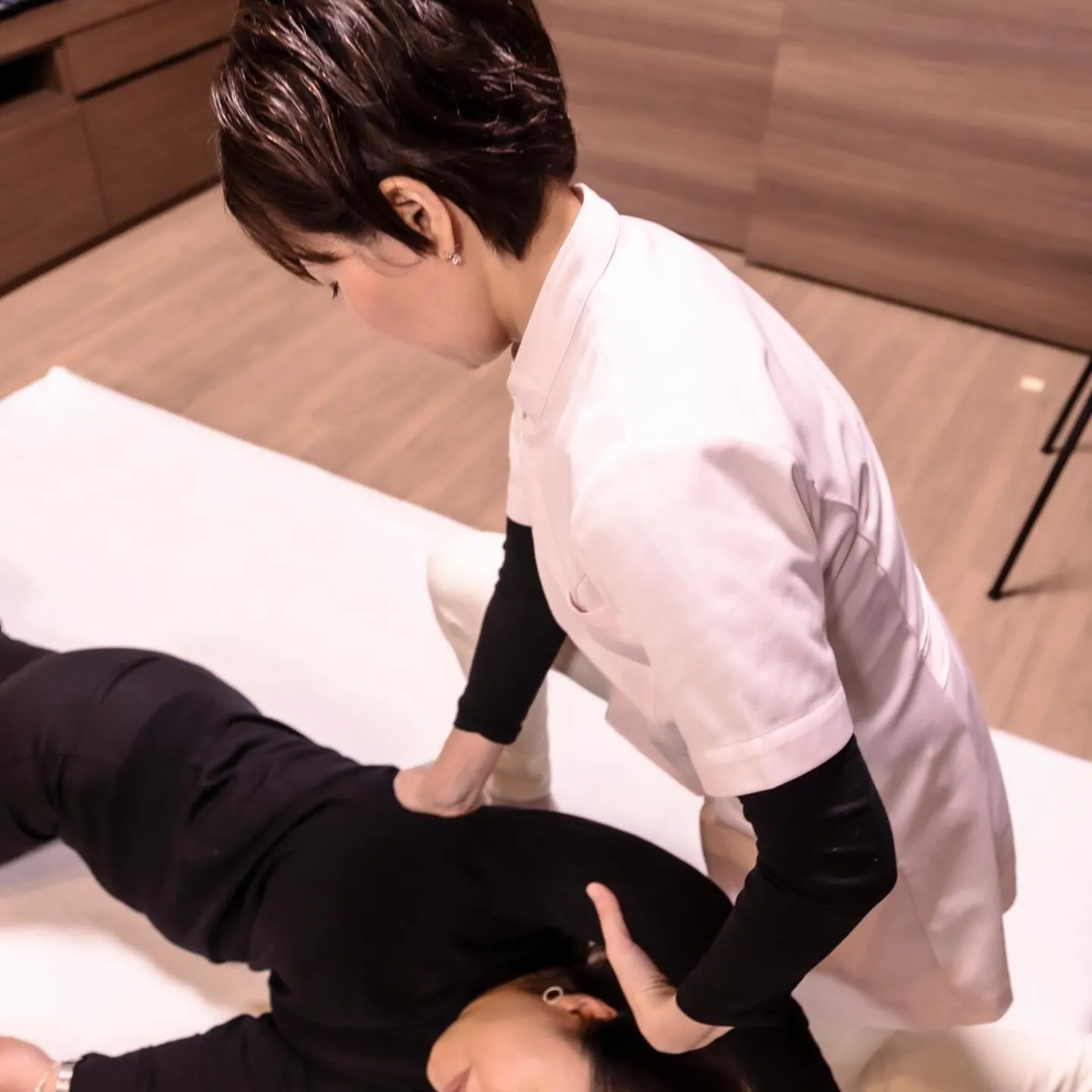 実年齢よりも老けて見られる要因の一つとして「姿勢の悪さ」が挙...