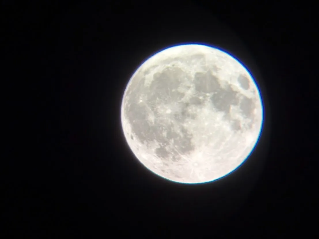 静かな夜に月を見上げるひととき、心と体がリラックスモードに誘...
